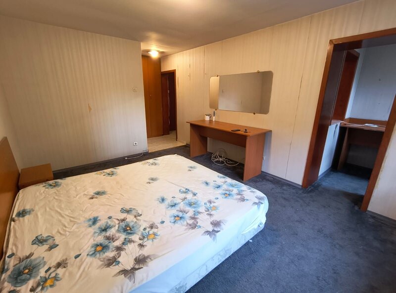 Banu Manta, garsoniera