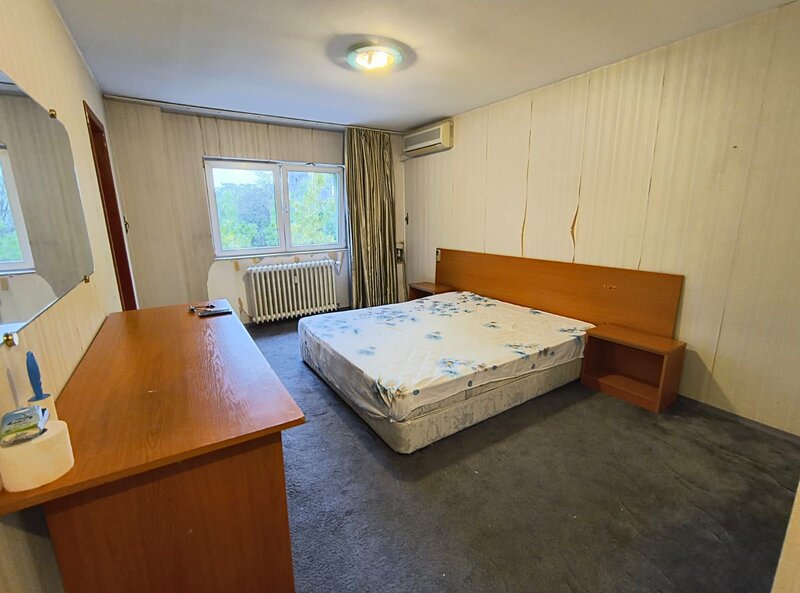 Banu Manta, garsoniera