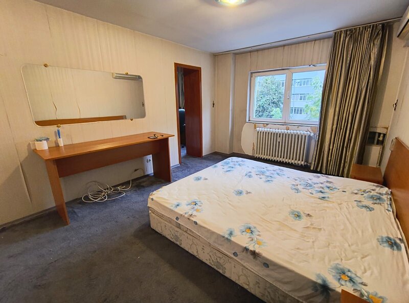 Banu Manta, garsoniera