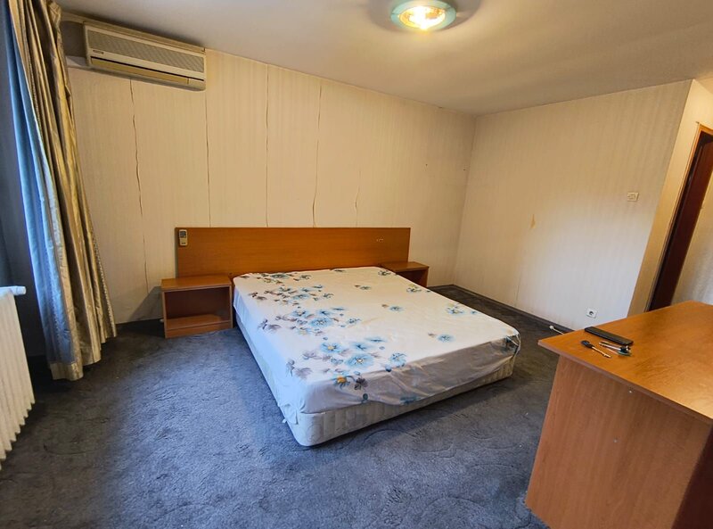 Banu Manta, garsoniera